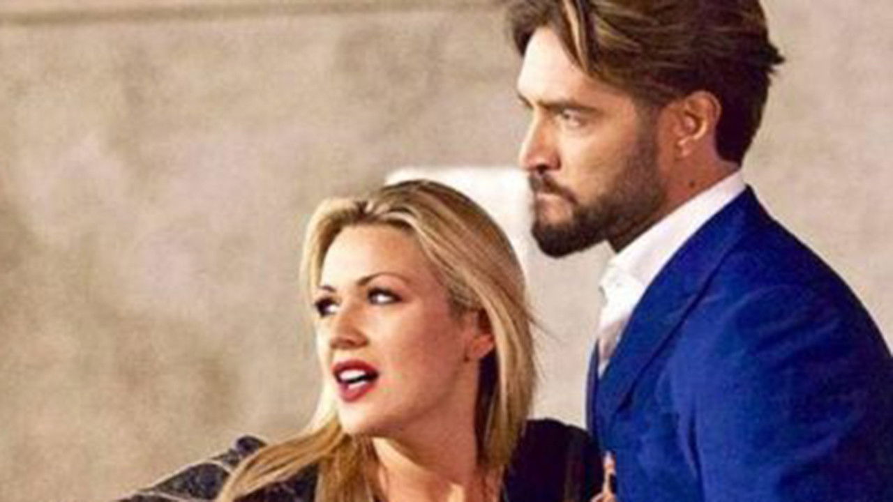 Dagli occhi dell'amore backdrop