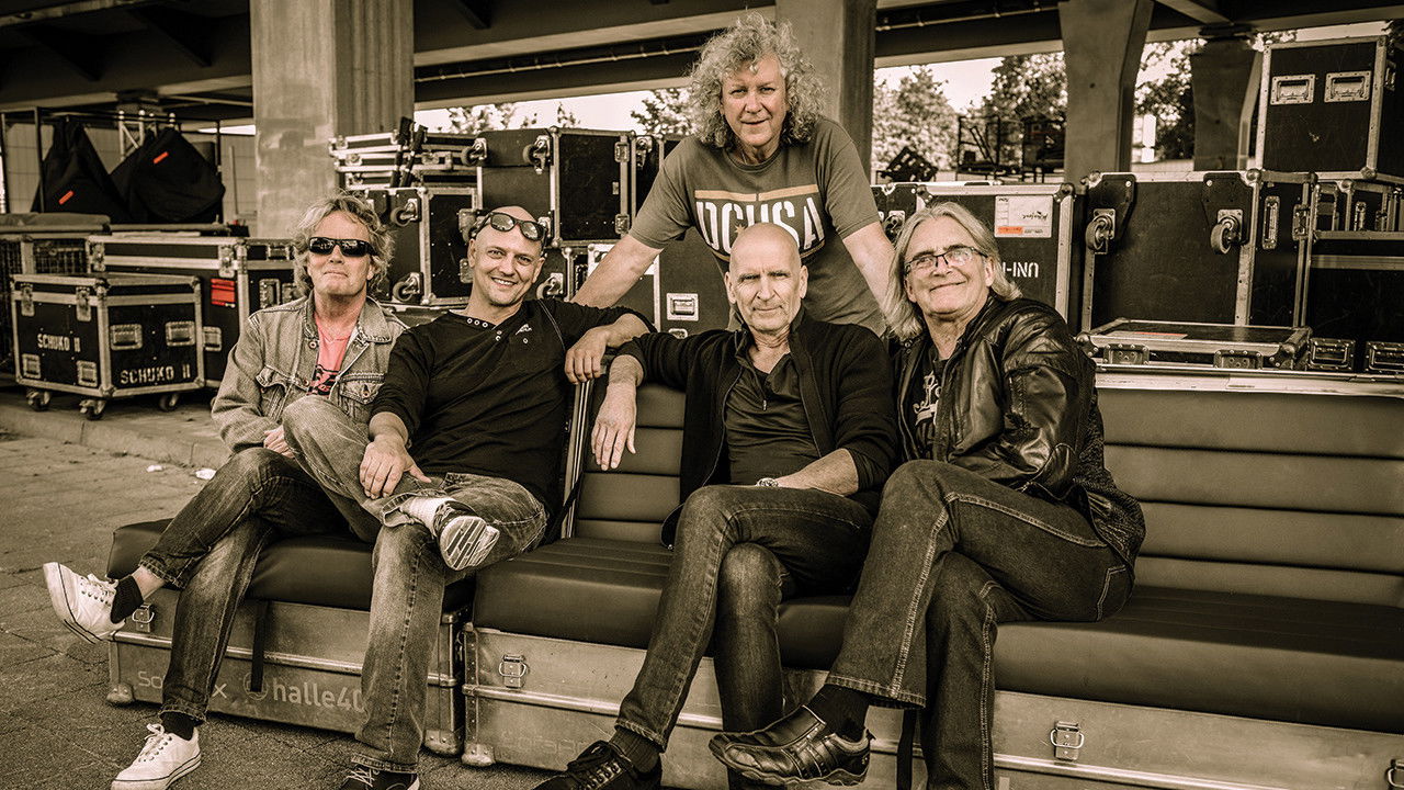 Saga - Silhouette backdrop