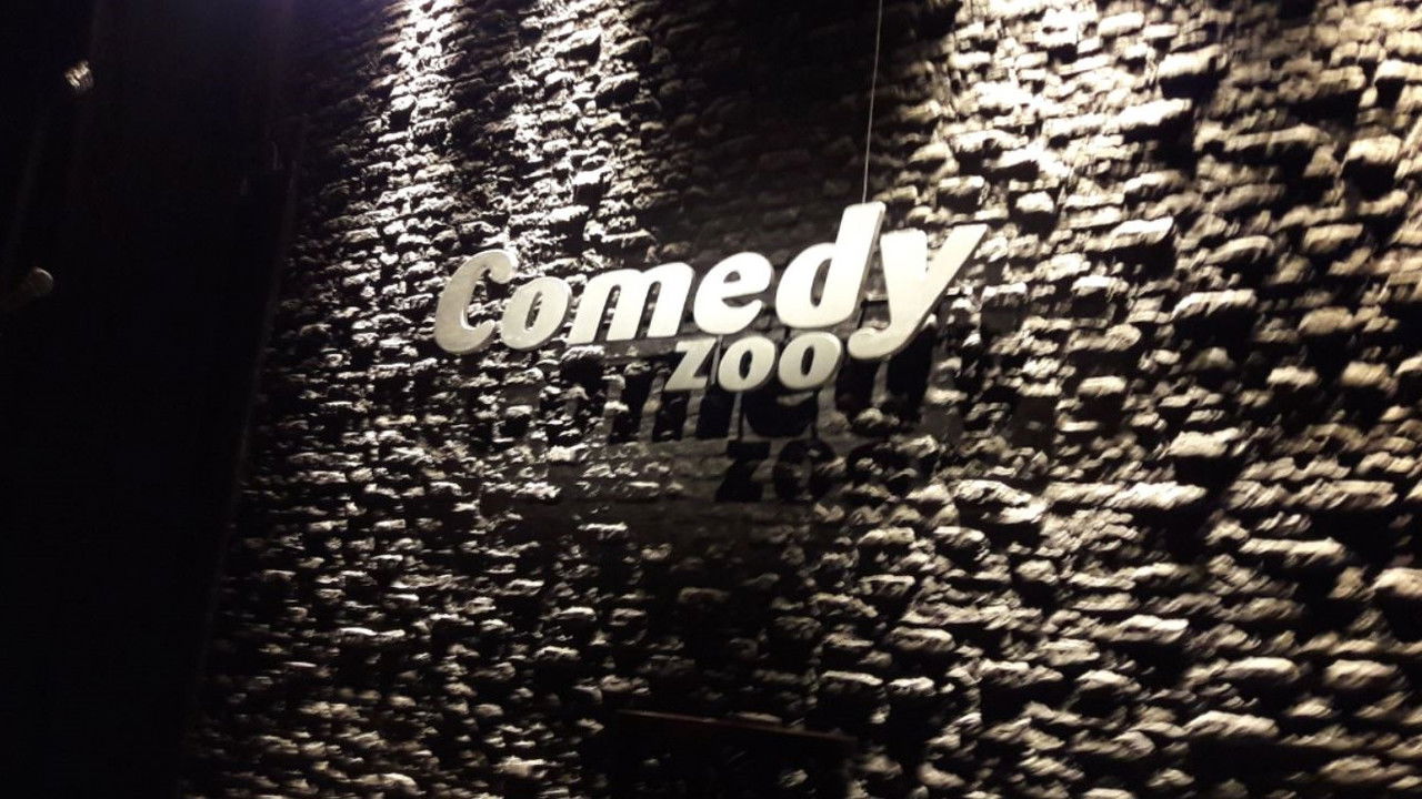 Ikke for Sjov backdrop