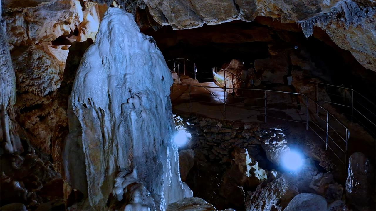 Les Mémoires de la Roche | Partie 2 - Court-Métrage Documentaire backdrop