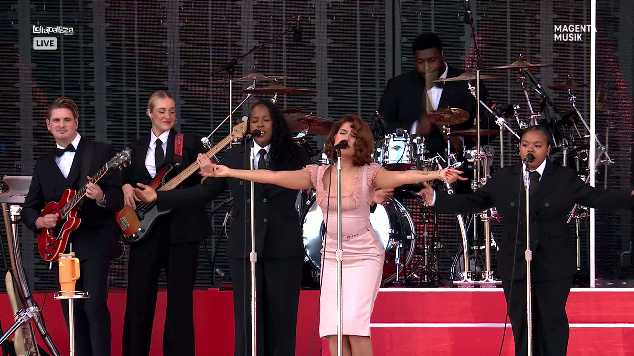 RAYE: Live at Lollapalooza Berlin backdrop