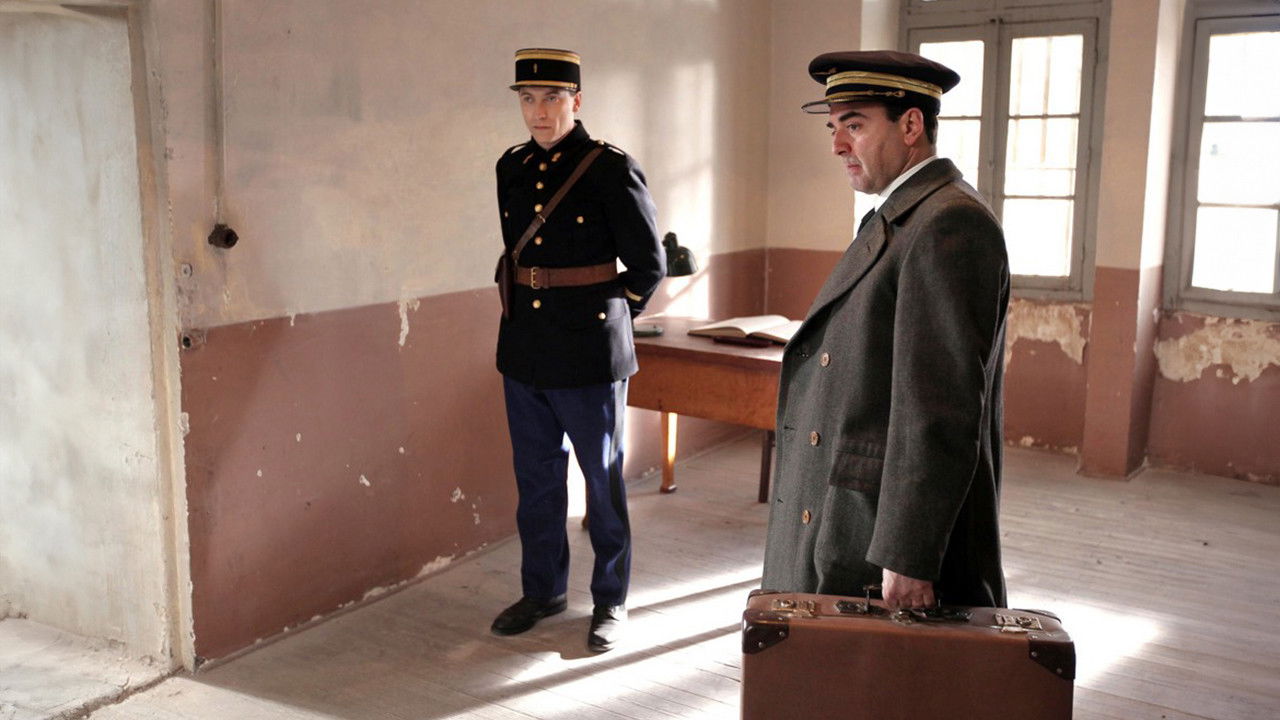 Accusé Mendès France backdrop