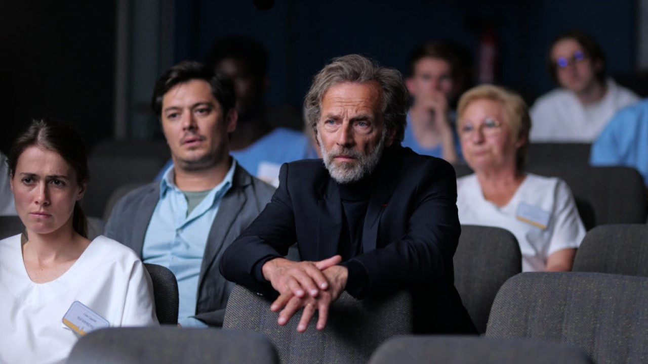 Le village des endormis backdrop