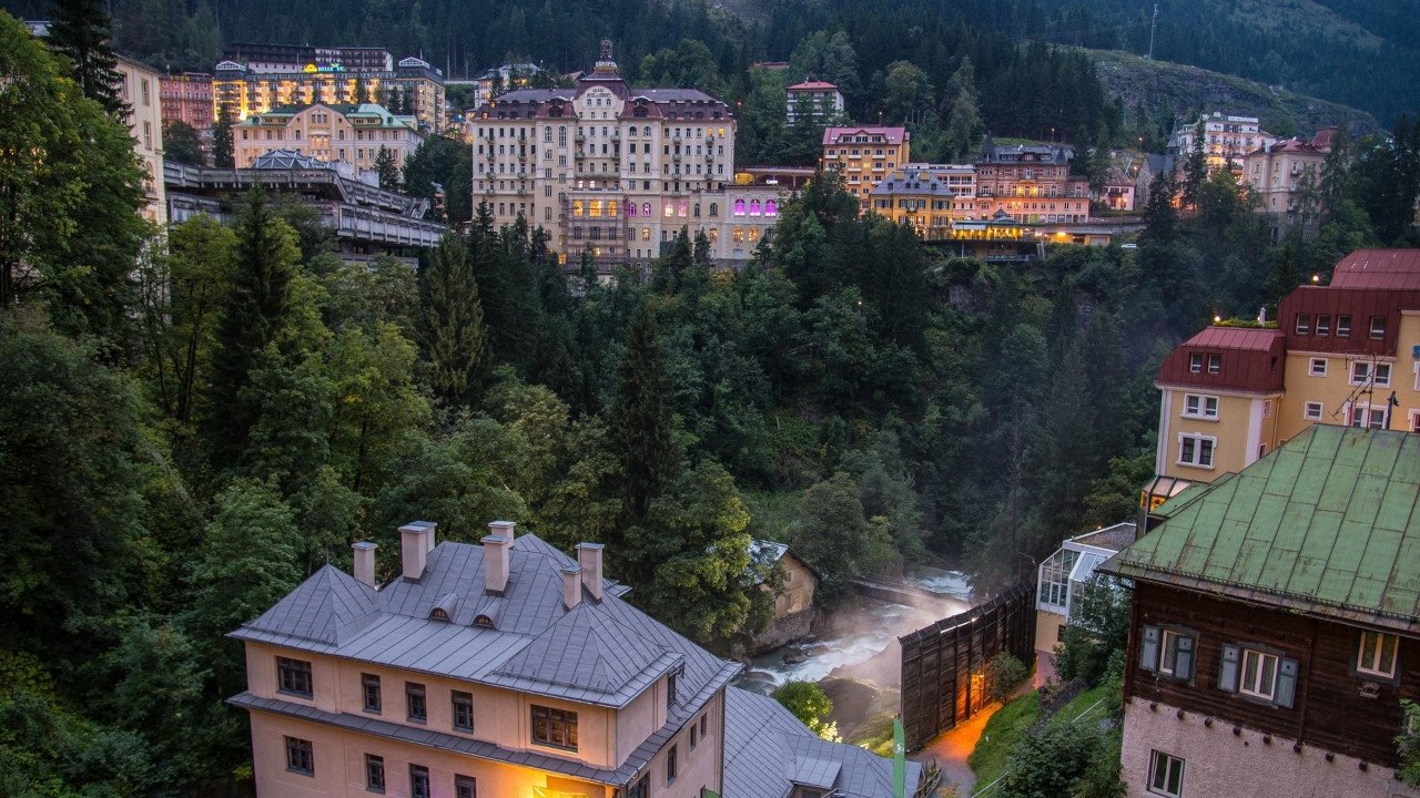 Das Dorf des Schweigens backdrop