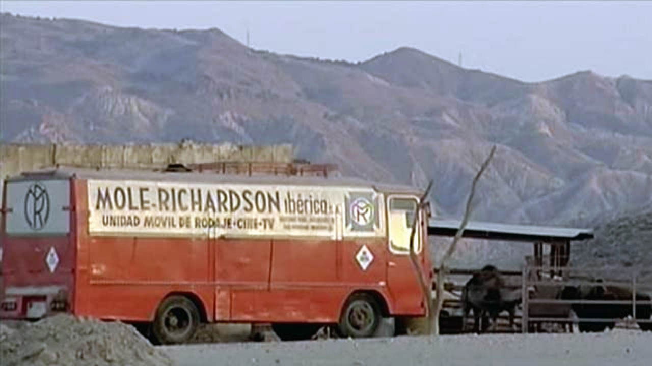 El bueno, la bomba y el malo backdrop