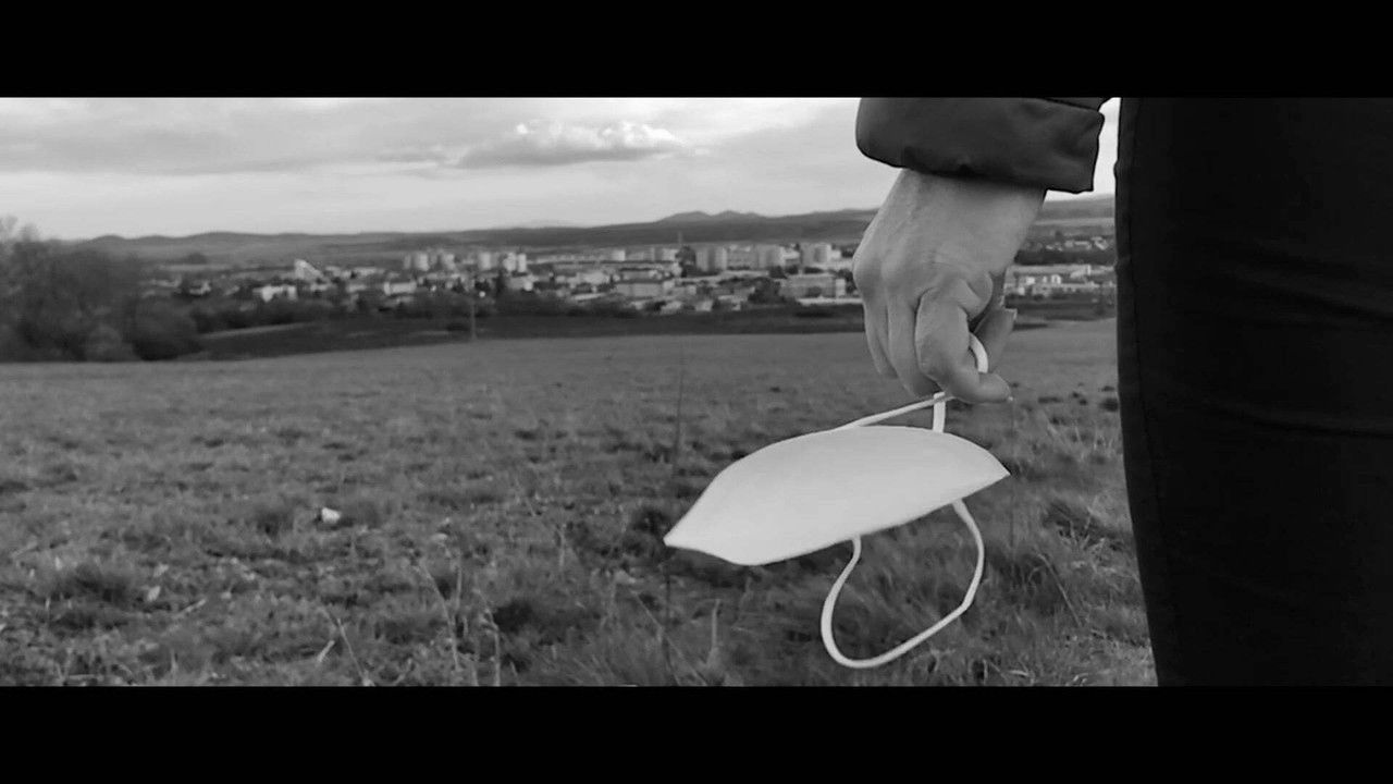 7829 km od Wu-chanu backdrop