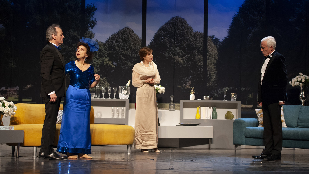 Ça reste entre nous backdrop