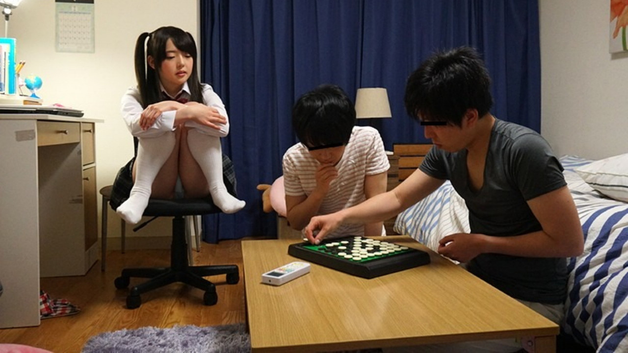 勃起をさせて笑みを浮かべる。痴女っ子ローリータ。りあ backdrop