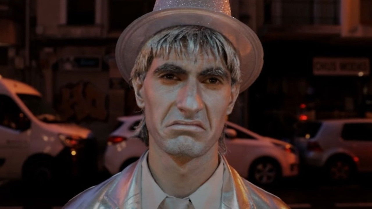 L'Homme de Fer-Blanc backdrop