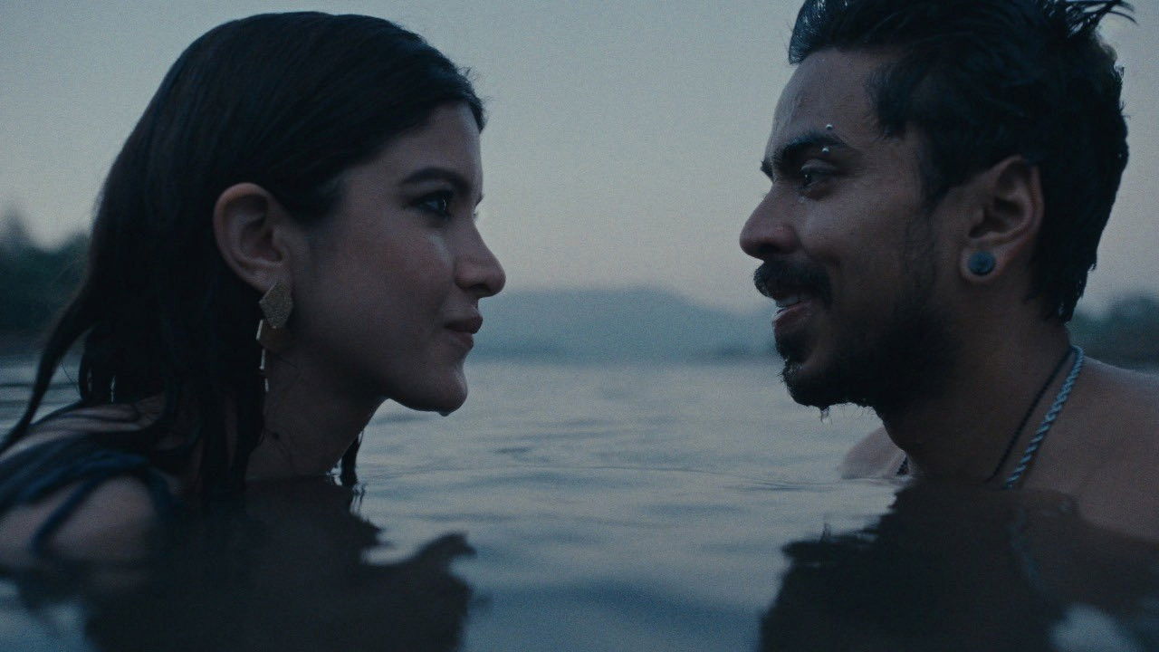 Tu Yaa Main backdrop