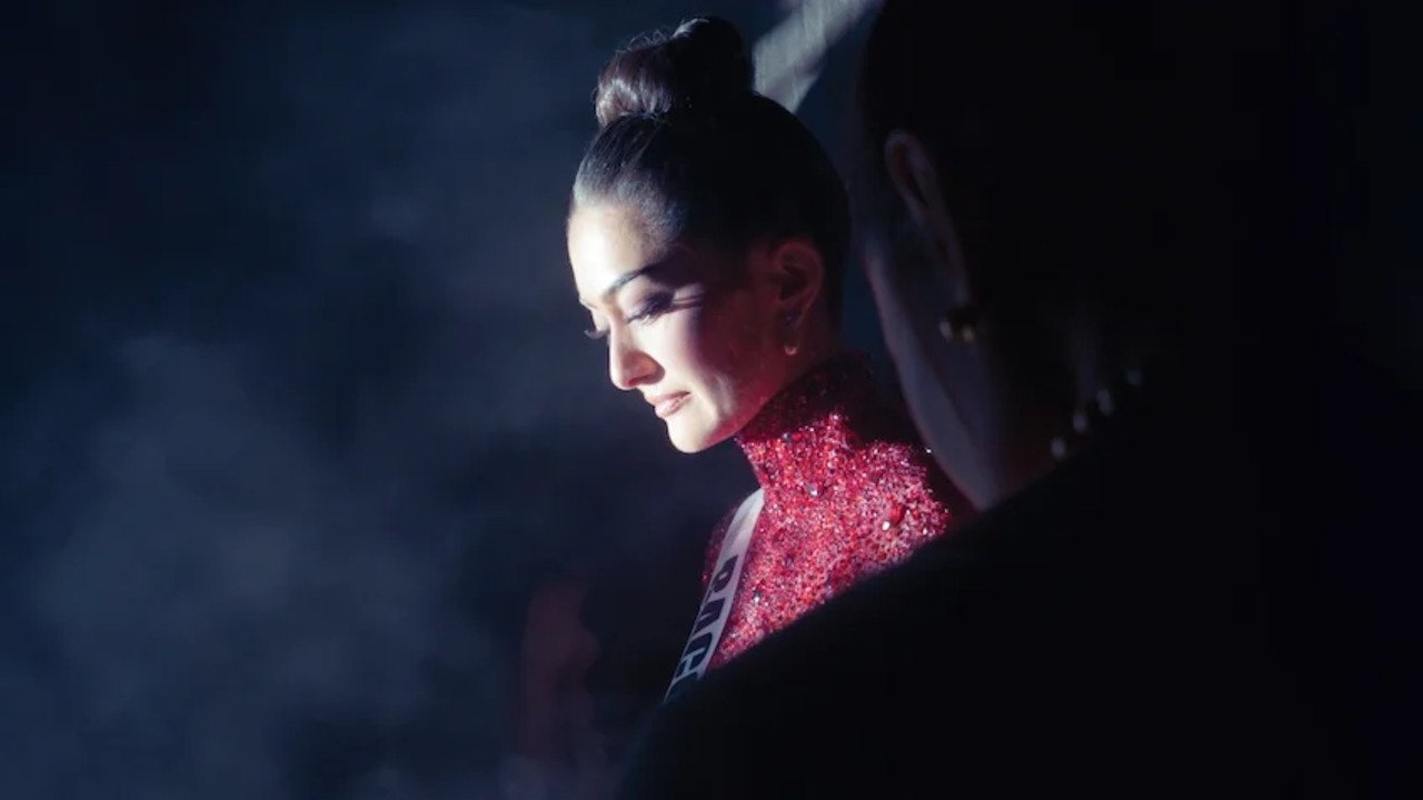 A Queen’s Runway backdrop