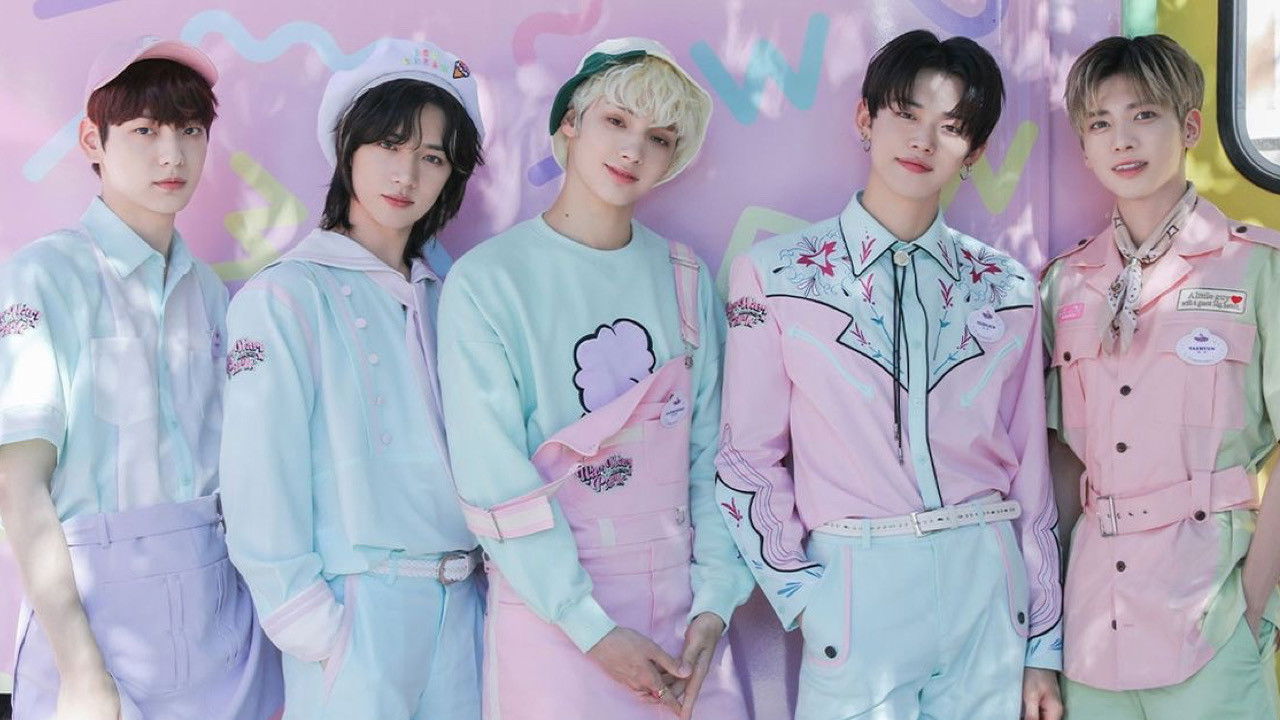 TOMORROW X TOGETHER 2022 SEASON'S GREETINGS backdrop