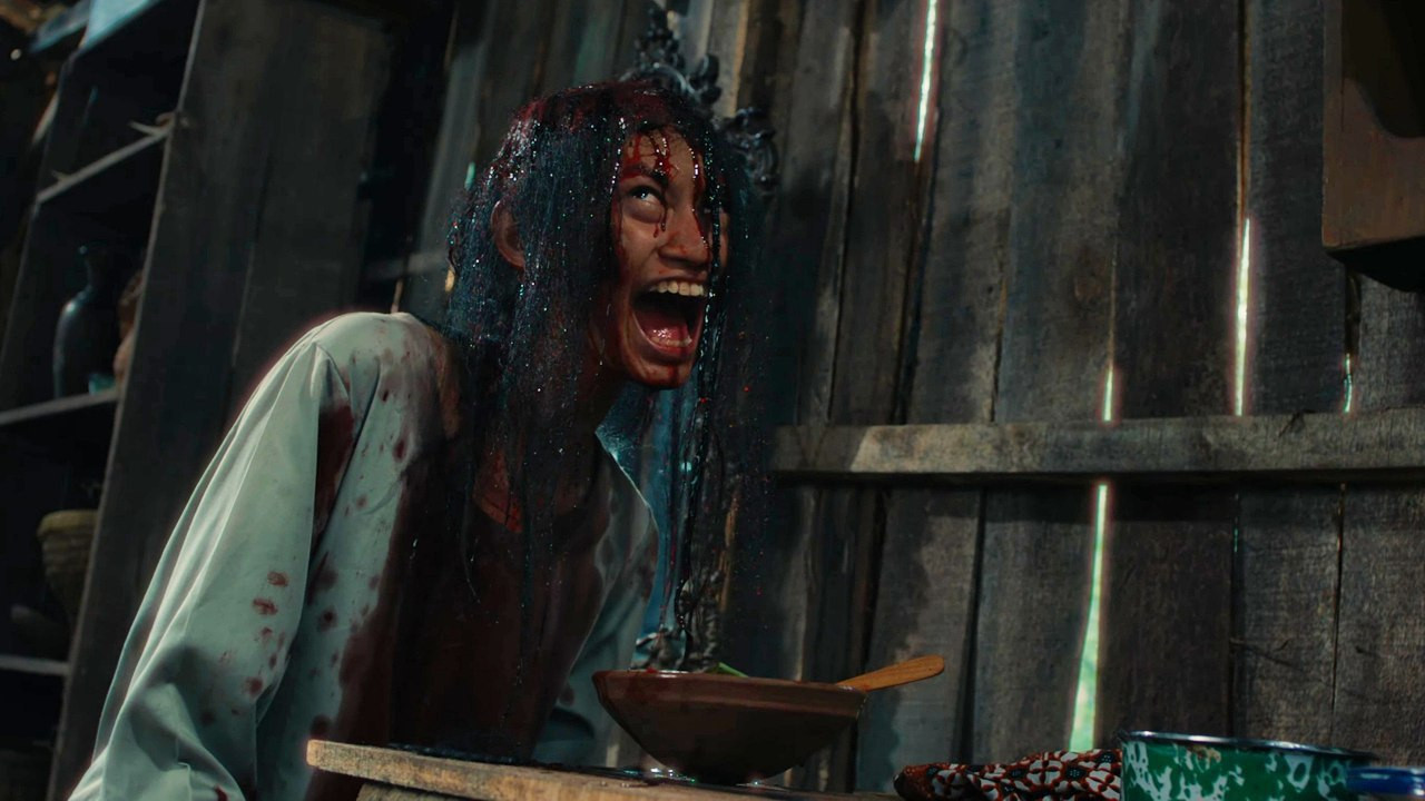 Menjelang Magrib 2: Wanita Yang di Rantai backdrop