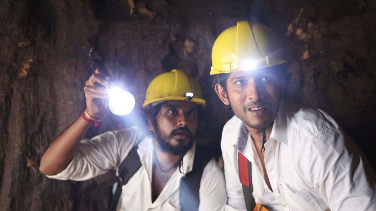 Kalavu Thozhirchalai backdrop