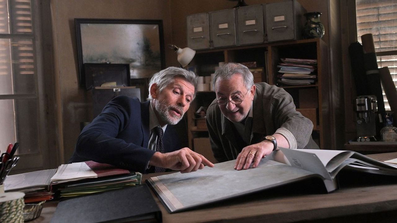 L'Homme debout backdrop