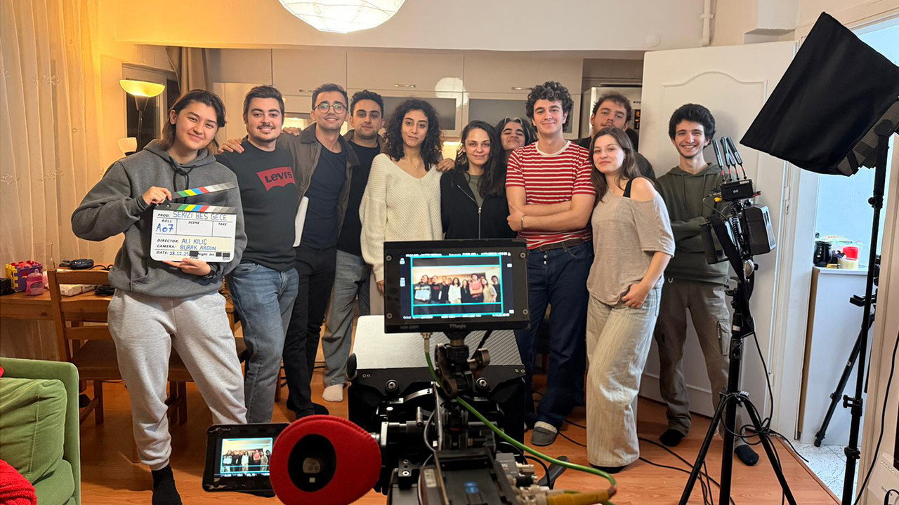 Sekizi Beş Geçe backdrop