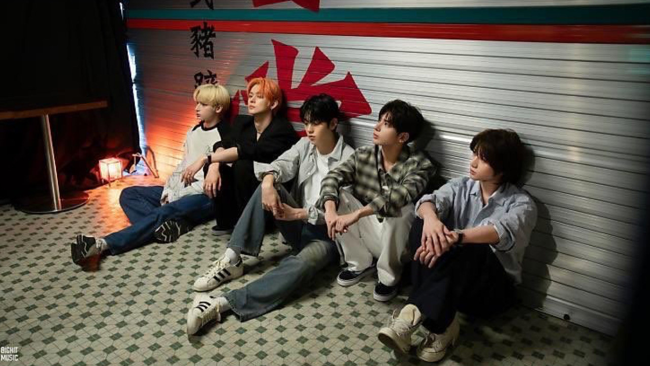 TOMORROW X TOGETHER 'NUANCE' 2024 SEASON'S GREETINGS backdrop