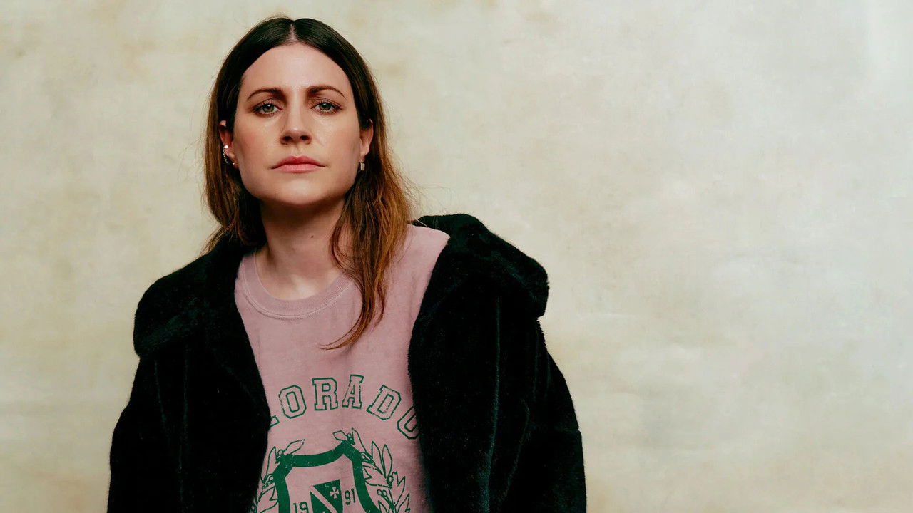 Nour El Refai säger skämt i ca 75 minuter backdrop