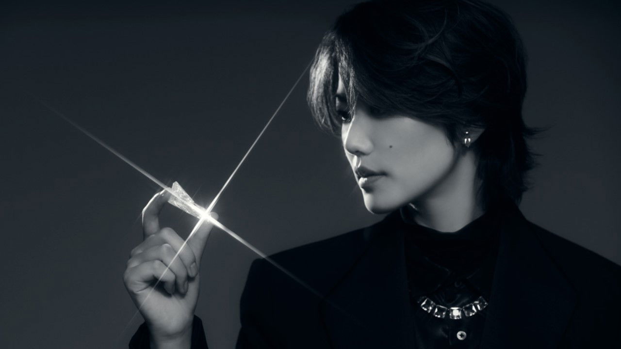 One-man LIVE773 “Crystal” backdrop