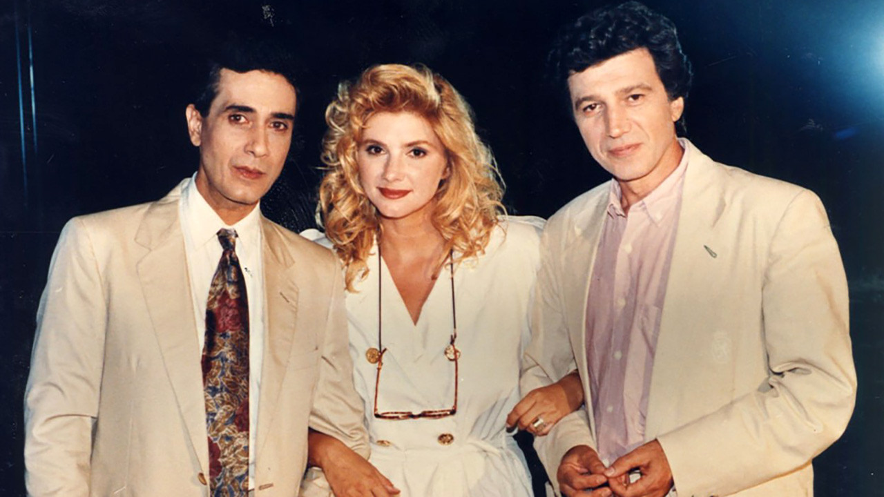 O episkeptis tis omihlis backdrop