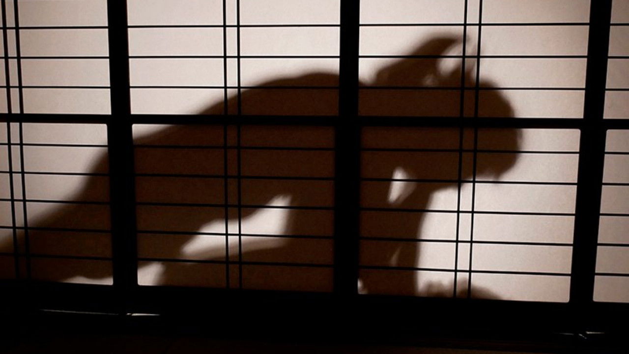 母喰い～おっとりお母さんが年下ヤリチンに狙われる時～ 一色桃子 backdrop