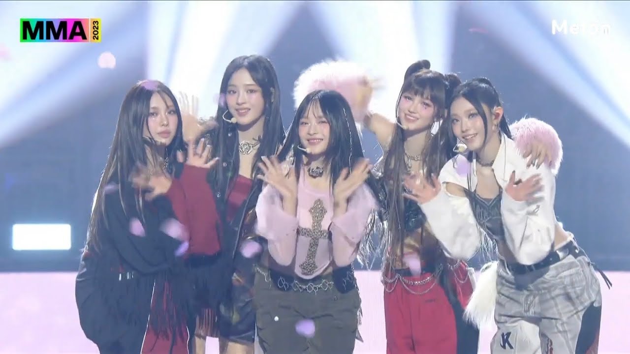 NewJeans 2023 MMA Performance backdrop