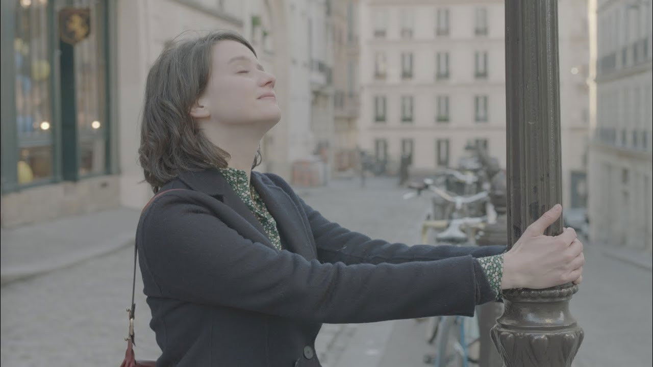 Ainsi va la vie backdrop