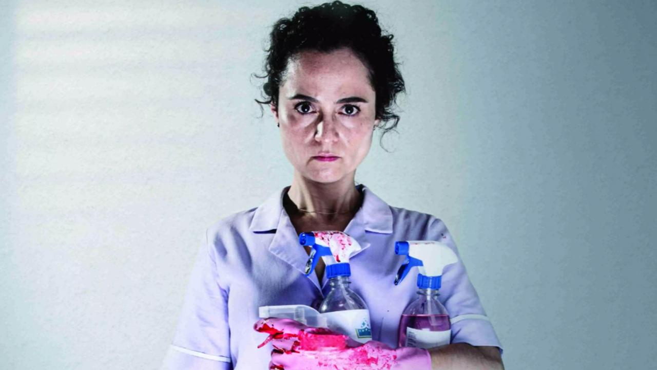 La muchacha que limpia backdrop