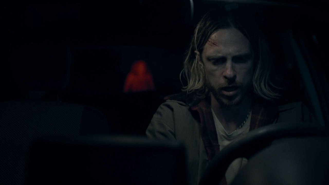 Dans l’ombre backdrop