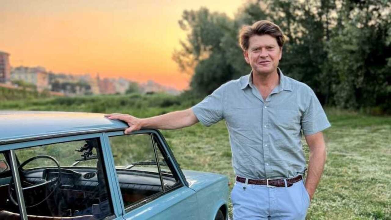 Casa di Beau backdrop