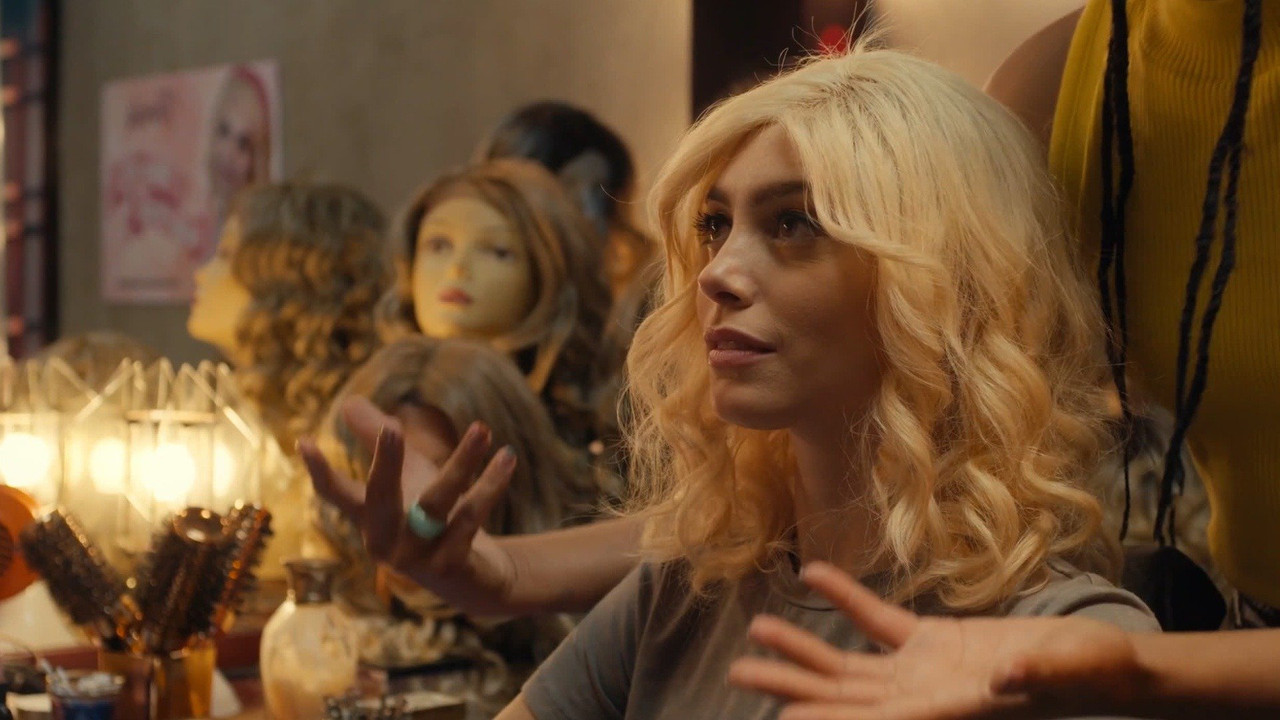 Anjo Loiro com Sangue no Cabelo backdrop