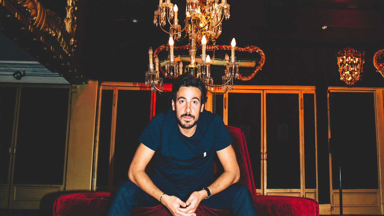 Maxime Gasteuil arrive en ville backdrop