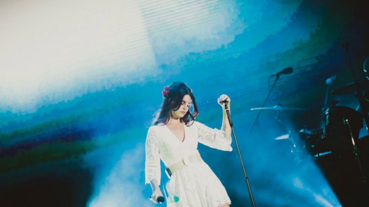 Lana Del Rey park live Moscow backdrop