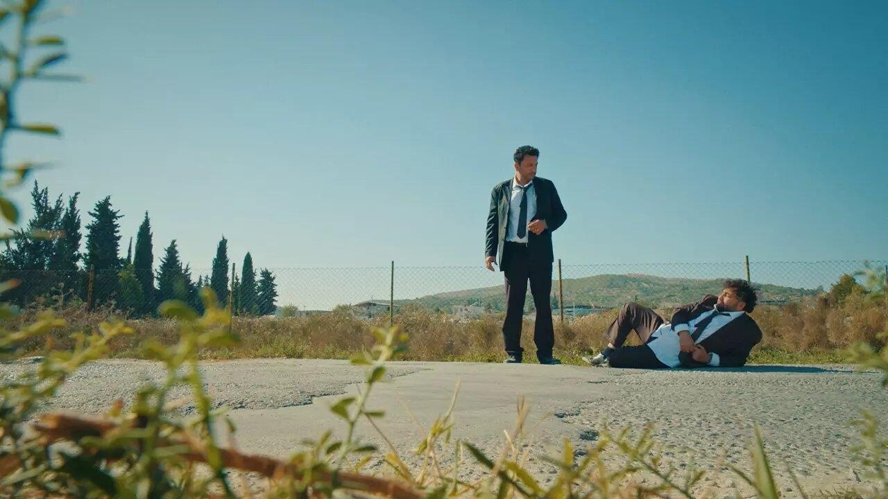 Altına Hücum backdrop