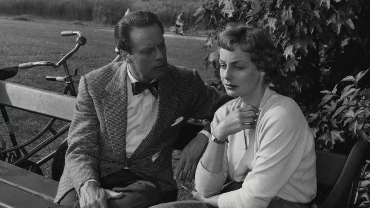 En kvinde er overflødig backdrop