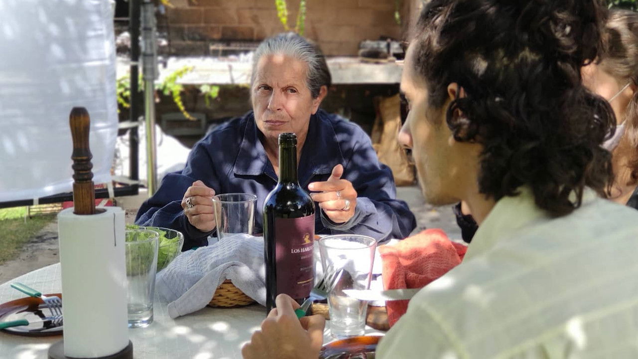 En la piel del familiar backdrop