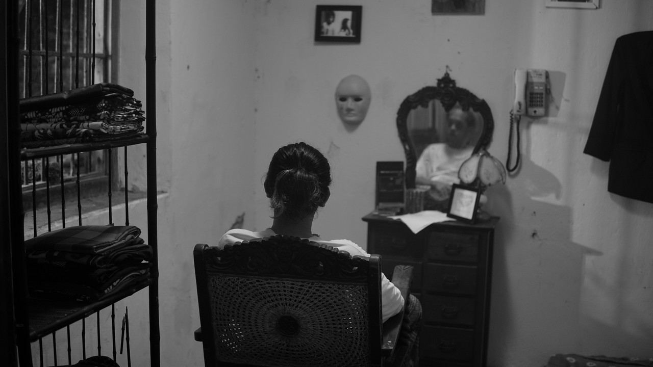 Berdiri; Pergi backdrop