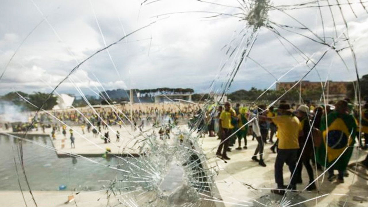 8 de Janeiro: O Dia que Abalou o Brasil backdrop