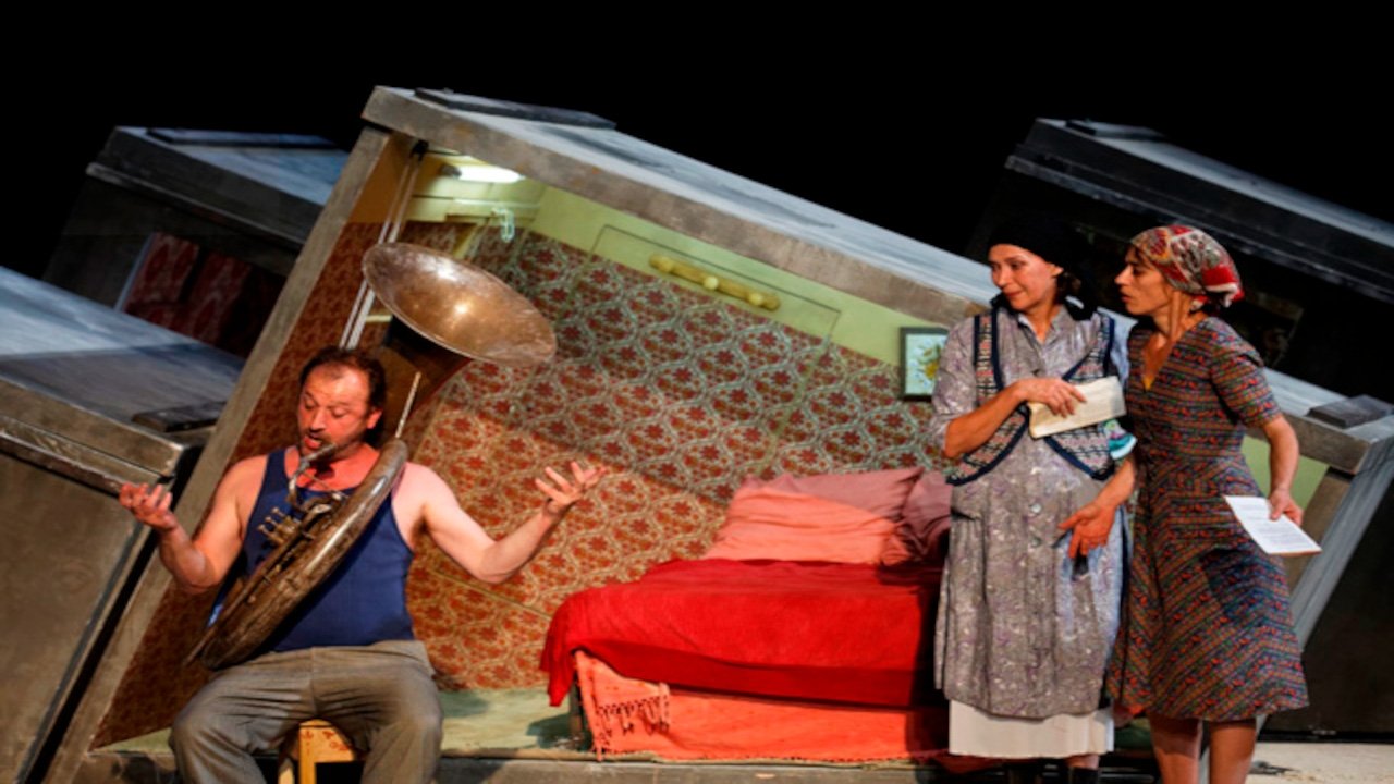 Le Suicidé backdrop