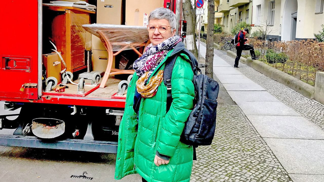 Eine einsame Stadt backdrop