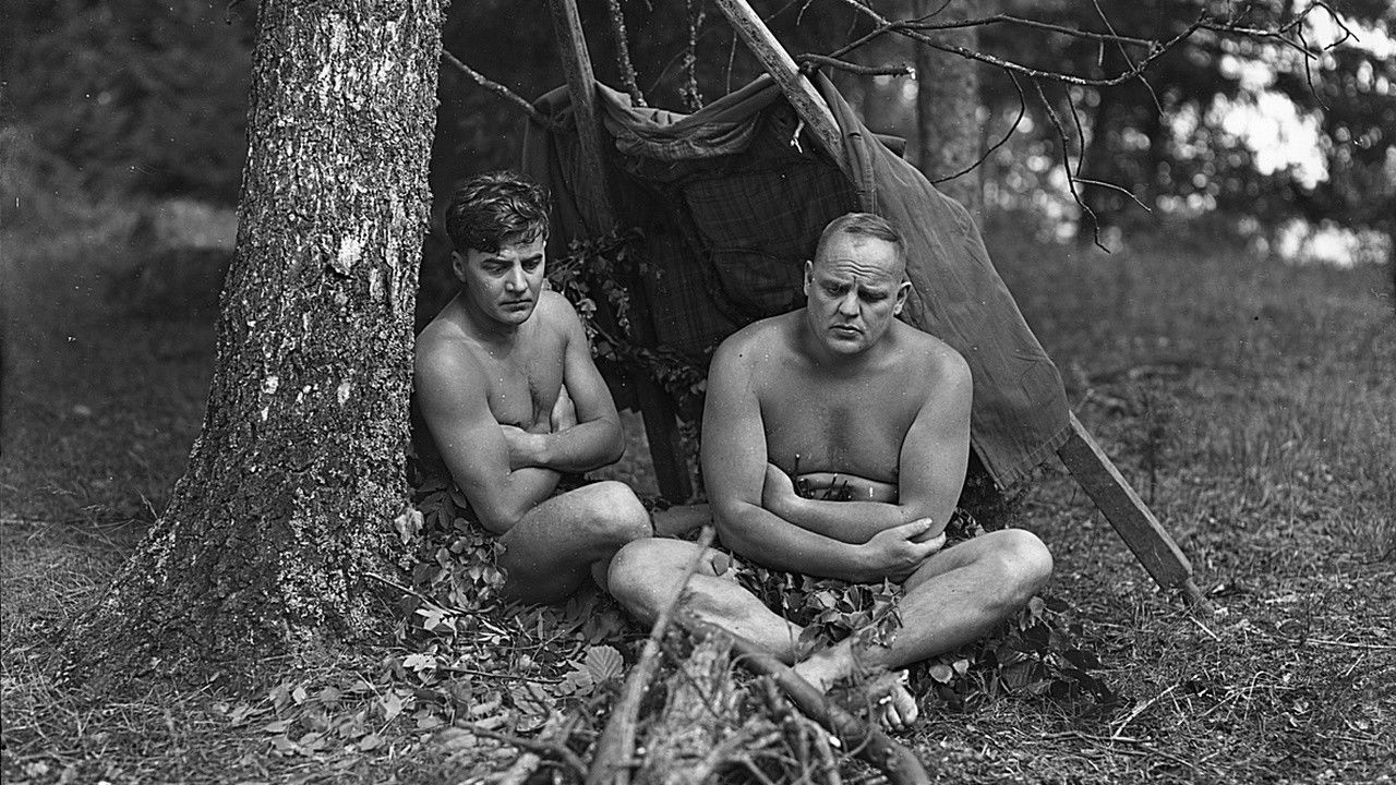 Aatamin puvussa ja vähän Eevankin backdrop