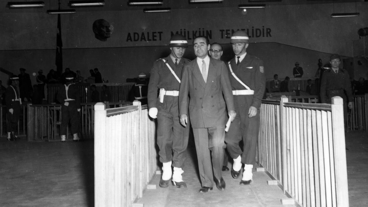 Demirkırat: Island backdrop