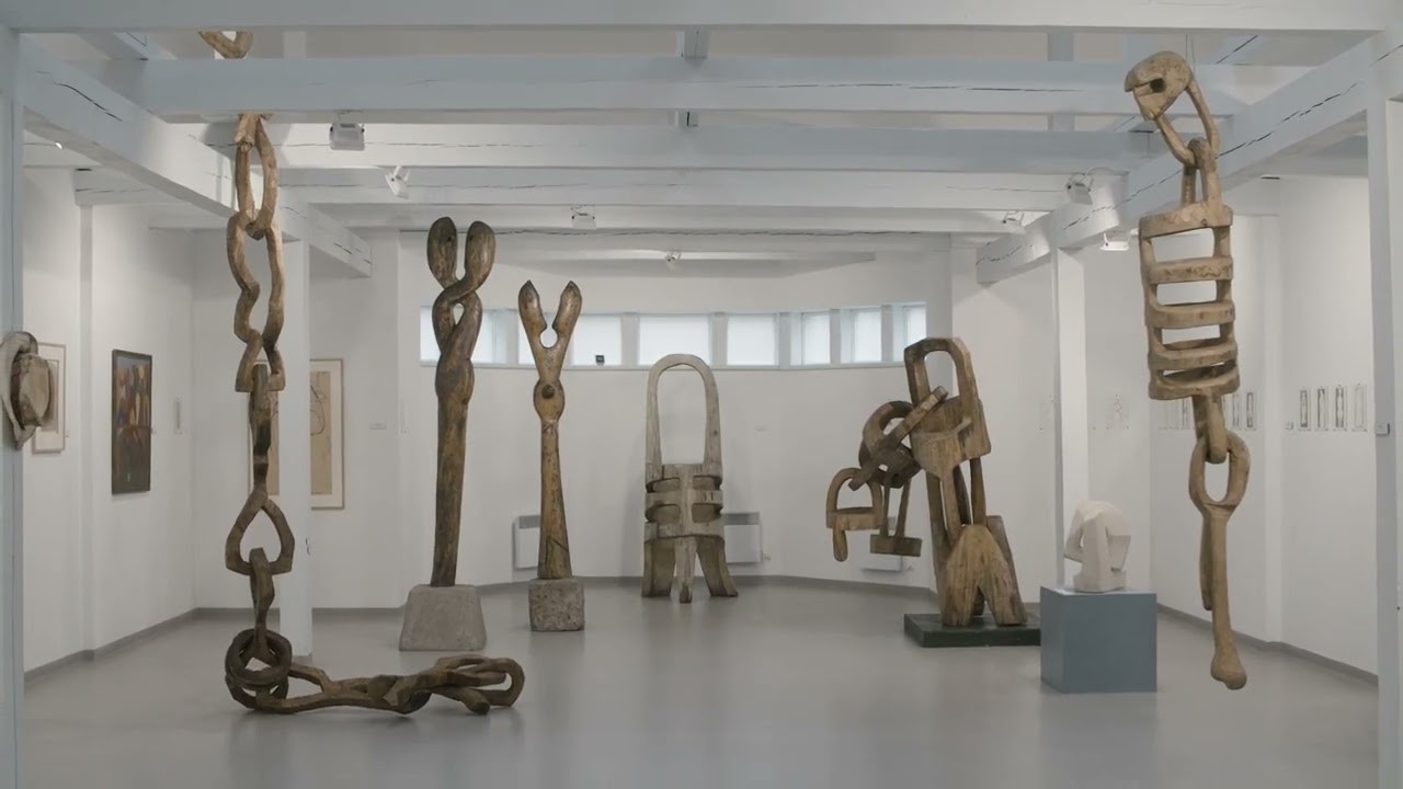 Mončys. Samogitian from Paris backdrop