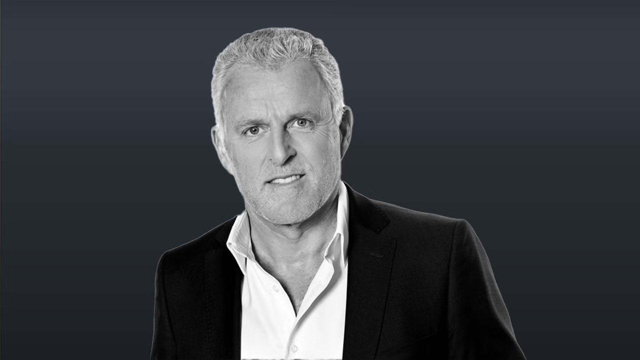 Peter R. De Vries: On bended knee is no way to be free backdrop