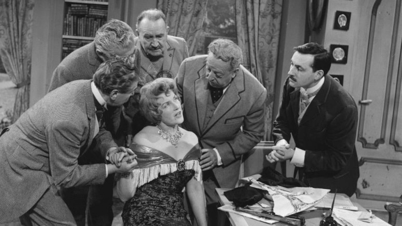 L'Habit vert backdrop