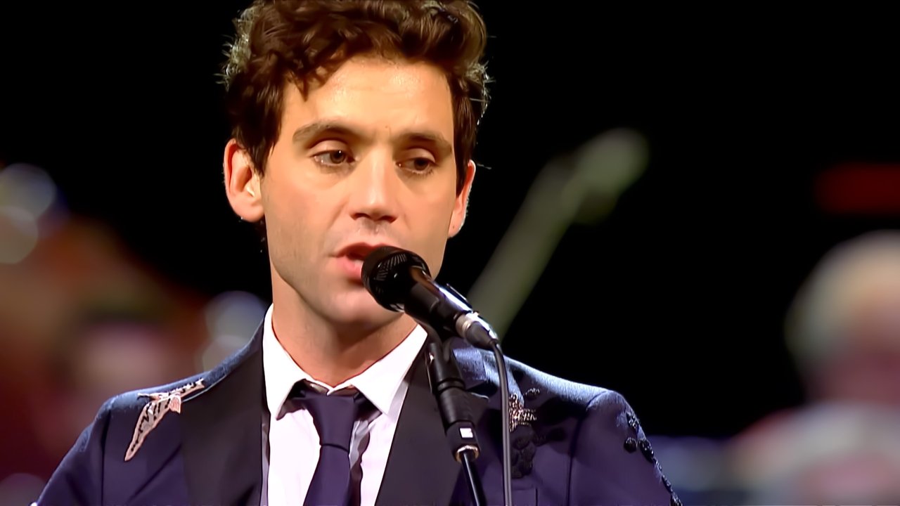 MIKA: Sinfonia Pop backdrop