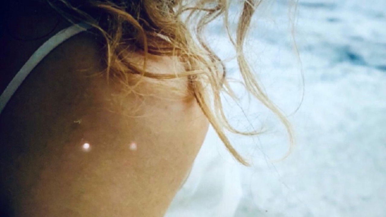 Ici le mistral souffle fort backdrop