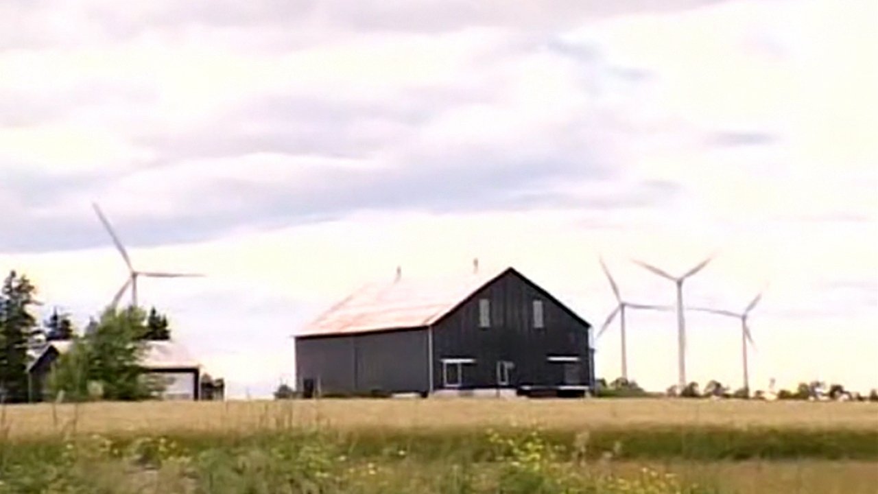 Off the Grid with Les Stroud backdrop