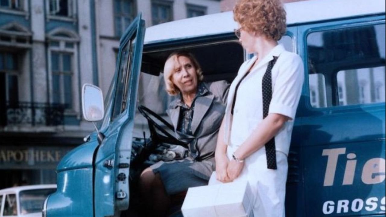 Alma schafft alle backdrop