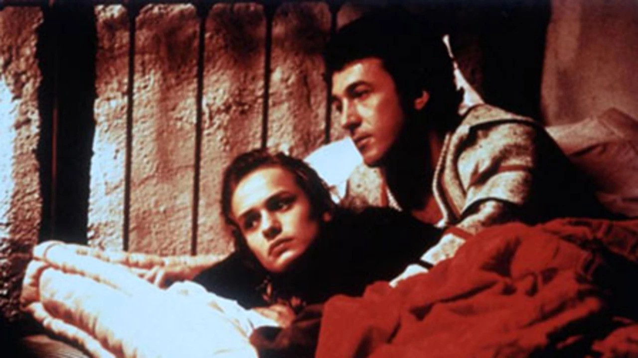 Jaune revolver backdrop